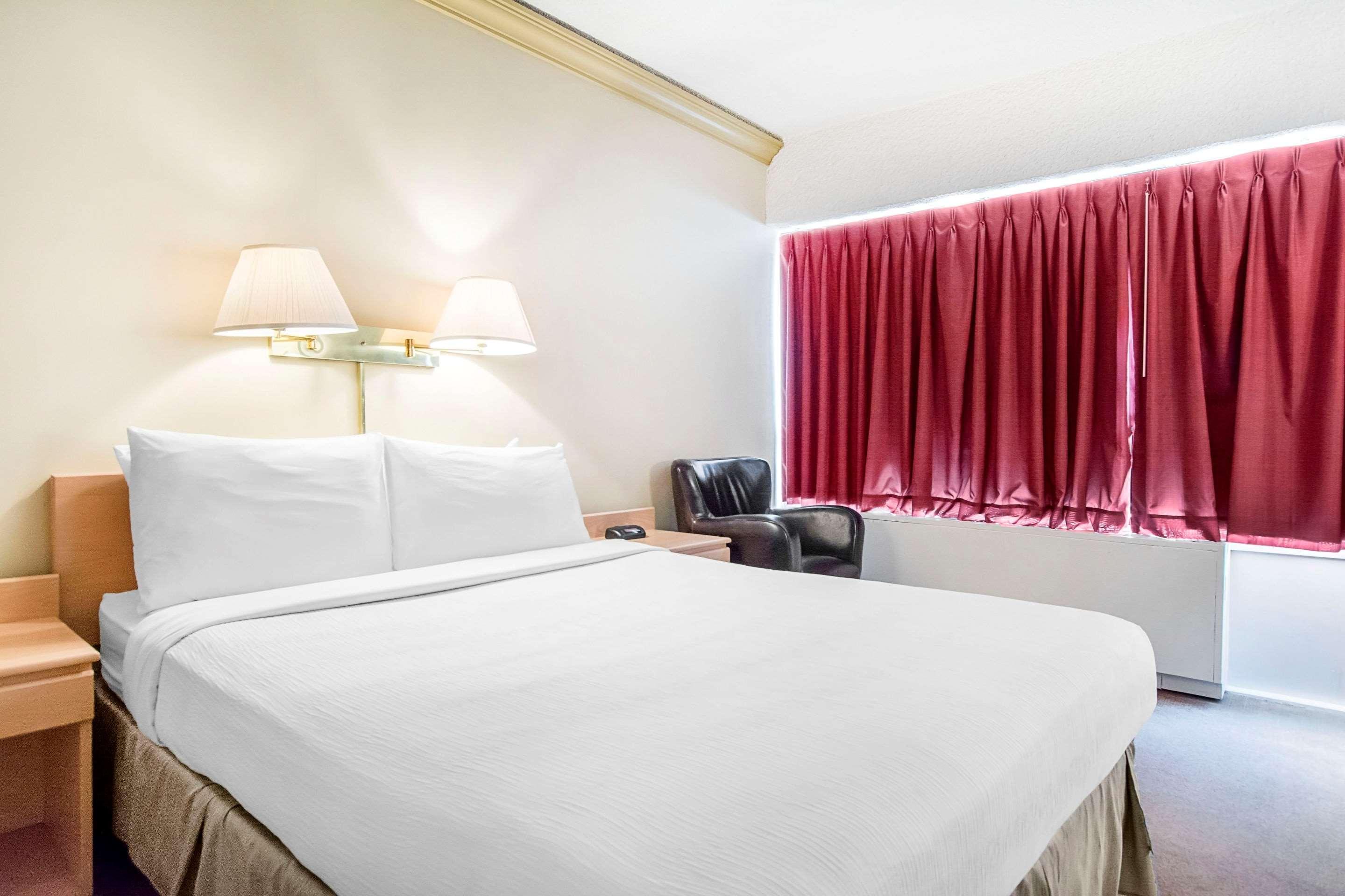 ทราเวลลอดจ์ บาย วินด์แฮม ทรอยส์ - ริวิเยร์ส Hotel ทรัวส์-ริวิแยร์ ภายนอก รูปภาพ