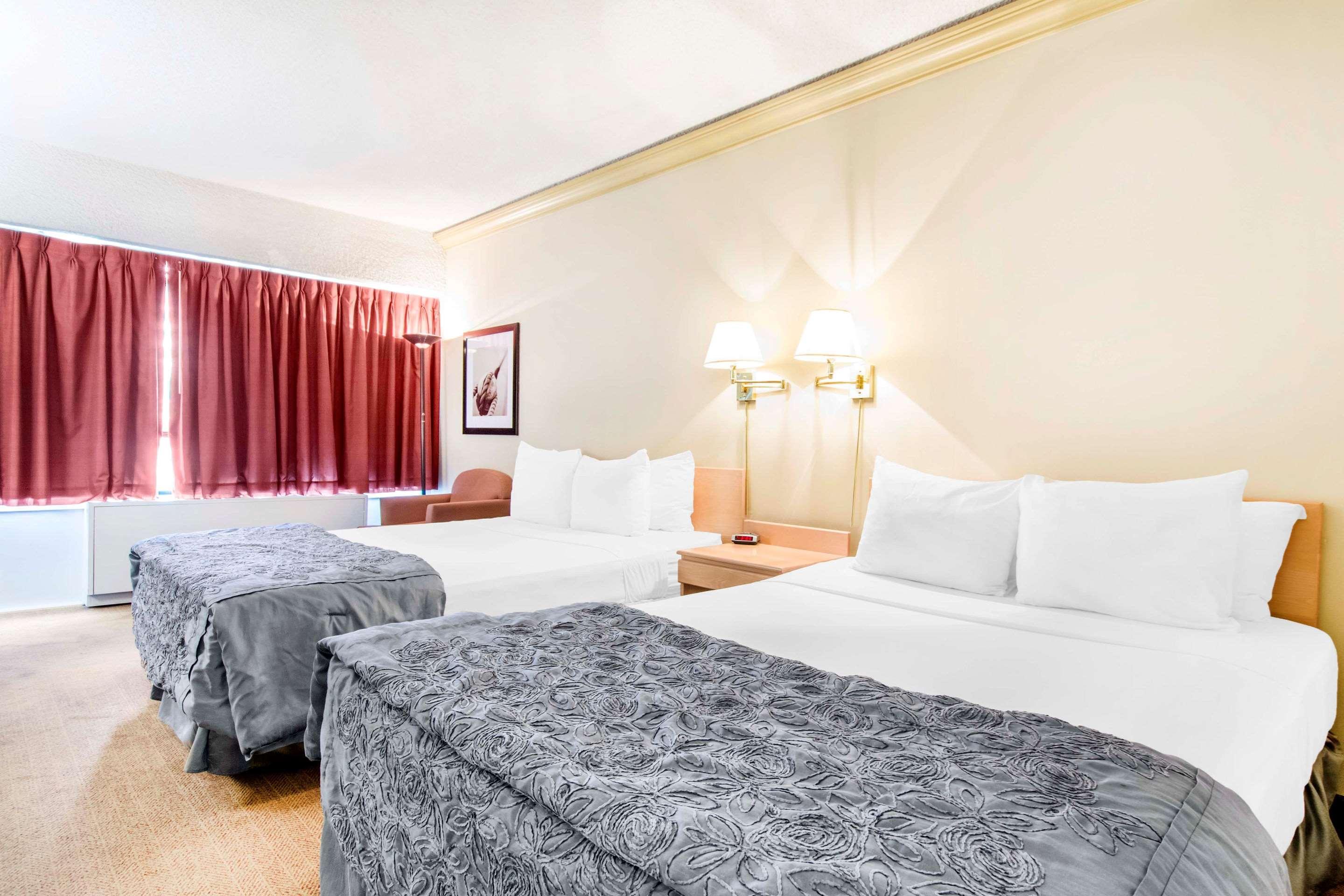 ทราเวลลอดจ์ บาย วินด์แฮม ทรอยส์ - ริวิเยร์ส Hotel ทรัวส์-ริวิแยร์ ภายนอก รูปภาพ