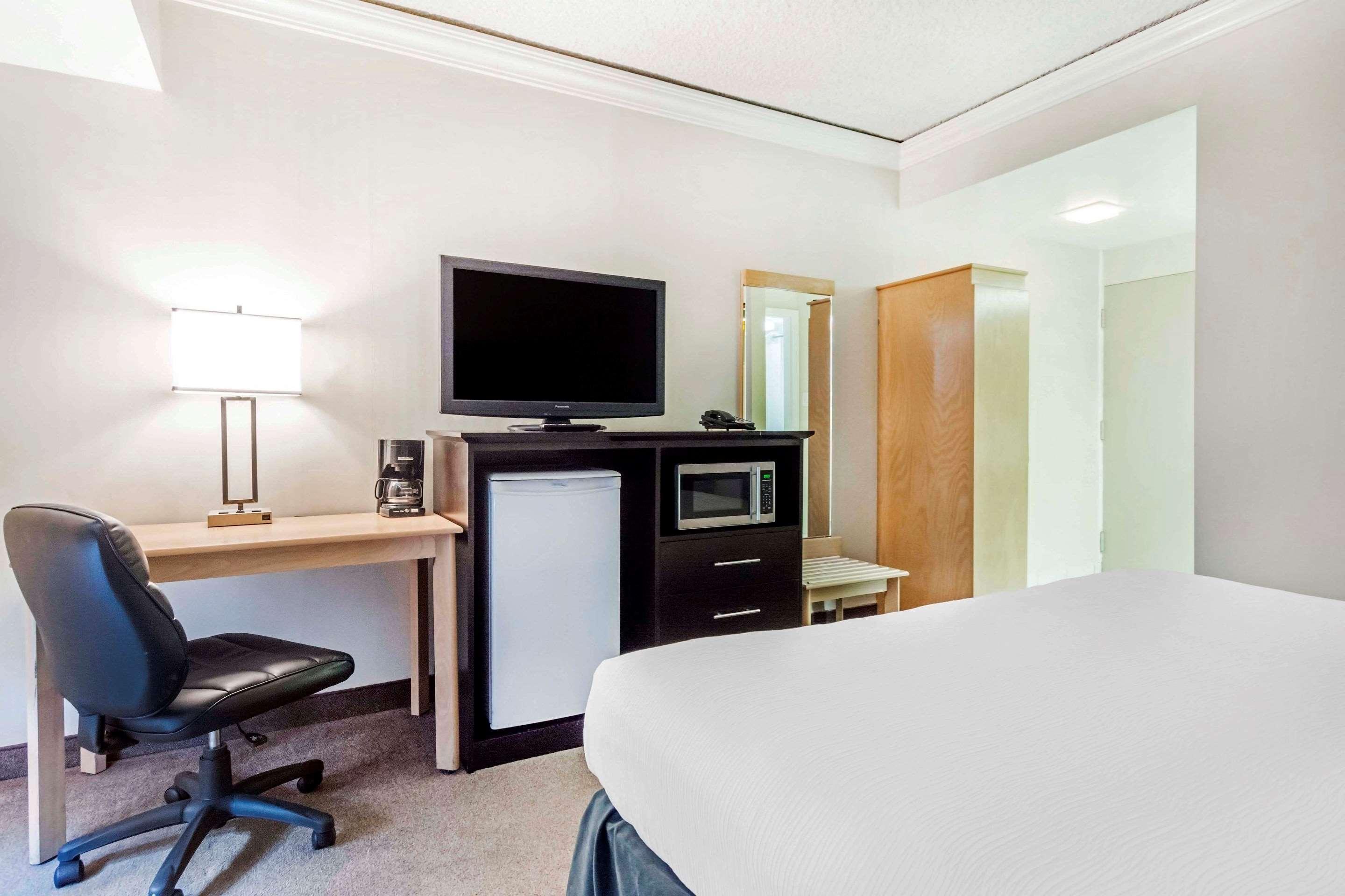 ทราเวลลอดจ์ บาย วินด์แฮม ทรอยส์ - ริวิเยร์ส Hotel ทรัวส์-ริวิแยร์ ภายนอก รูปภาพ